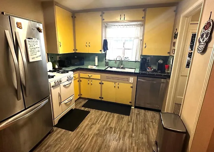 Away From Centrally Located Cozy & Pet Friendly Holiday home *