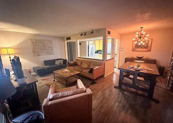 Away From Centrally Located Cozy & Pet Friendly Holiday home Tucson