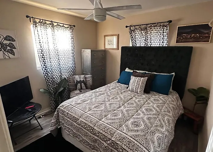 Away From Centrally Located Cozy & Pet Friendly Holiday home *